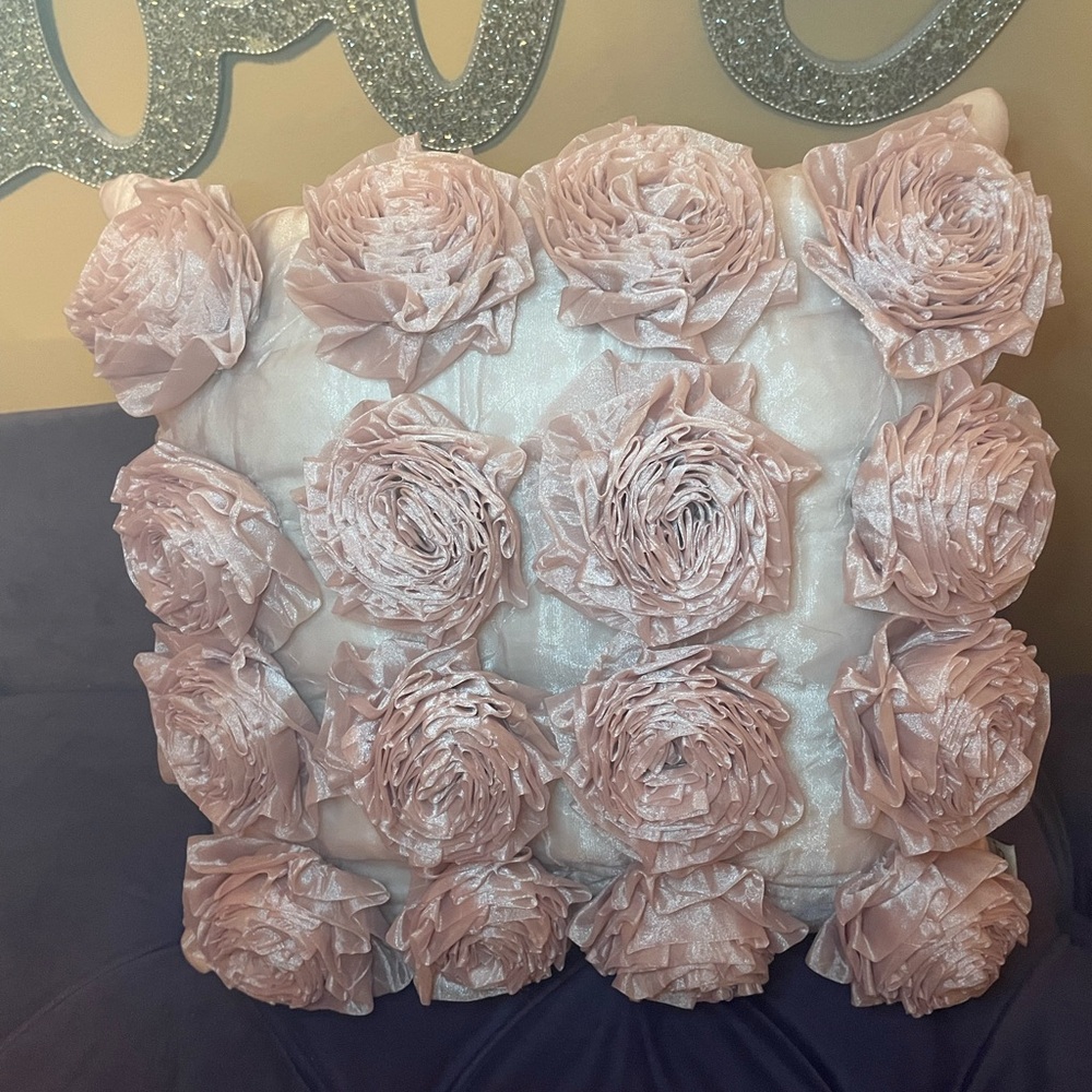 🩷Elegant Floral Accent Pillow in Pink💕